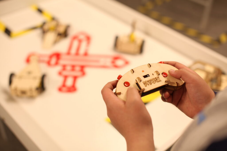Playable Battle Robot Kit - Mustang - Wooden